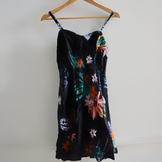 Vestido negro con estampado floreado Old Navy talle xs